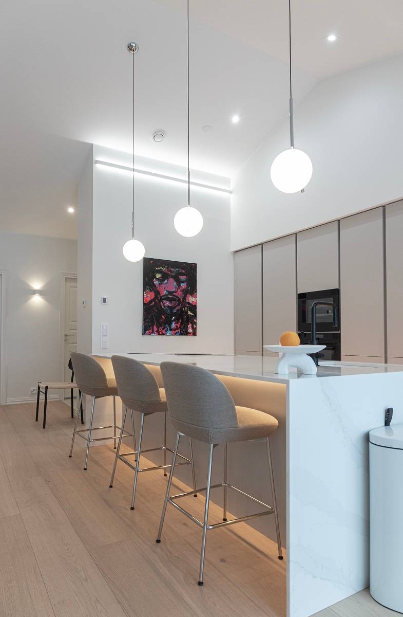 Éclairage de la cuisine avec des bandes de LED, des spots et des suspensions.